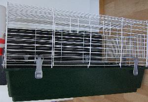 Myyd��n Tampereella (Kalkku) siisti v�h�n aikaa k�yt�ss� ollut 80 cm pitk� 50 cm leve� 45 cm korkea h�kki marsulle, hamsterille yms. Hein�� varten viisto lis�sein� toiseen p��tyyn, kuvassa irrallaan. Juomapullo. Kotiinkuljetus Tampereen alueella.