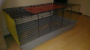 Myynissä iso häkki, pohjalla käytön jälkijä. Kesällä saa laitta nurmikolle ilman pohja.  Häkin mitat: kork. 50, lev 120, syv 60cm. Avattava luukku sivussa ja päällä. 