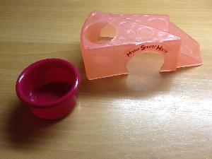 Uusi juustotalo & ruokakuppi pieneläimille; hamsteri, gerbiilit ja hiiret. Vahvaa helposti puhdistettavaa muovia. Värit; keltainen, vihreä ja vaaleanpunainen. Kuvia sähköpostitse! Nouto/posti.
