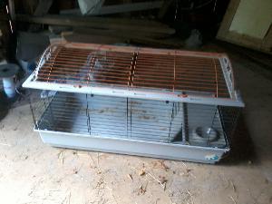 Myydään käytetty mutta erittäin hyvässä kunnossa oleva häkki kanille tai esim. kahdelle marsulle. Häkki on pituudeltaan n. 140cm, lisää mittoja halukkaille kysymällä. Häkki pestään ennen uuteen kotiin lähtöä. Tarjouksia otetaan myös vastaan.