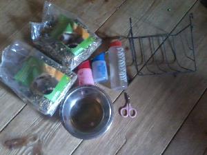 Myydään seuraavat tarvikkeet:
2 pussia marsun ruokaa
2 pientä juomapulloa
1 isompi juomapullo
Heinäkehikko
Kynsien leikkuu sakset
Iso metallinen ruokakippo
Kaikki yhteishintaan 15e/tarjous, myydään myös yksittäin.