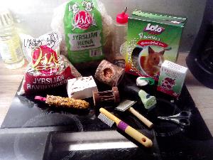 Eli olis myynnissä iso kanintarvike setti. Settiin kuuluu LoLo rabbits pellettipaketti joka on puoli täysi, jyrsijän ravintoseos, puoli täysheinäpaketti, kanin aktivointilelu,myös kanin syötävä aktivointilelu, ihan uusi kalkkikivi jossa omenaa, hunajasiemen herkkutanko, freddys hedelmä herkut, harja kampa ja kynsisakset ja suolakivi ja juomapullo. Lisäksi maksaessaan 20 euroa lisää saa furminaattorin mukaan joka on muutaman kuukauden vanha ja ollut vähäisessä käytössä. 

Haluattaessa myynnissä on myös kanin häkki, hyvä kuntoinen jossa mukana heinäteline. +60 euroa

Ja myös Mustista ja Mirristä ostettua iso aitaus kesäksi pihalle jossa kani voi olla oikea hinta 69,90 mukaan 40 eurolla. Huippu kunnossa ja erittäin vähän käytetty. 

Tarkempia kuvia voin lähettää kaikesta sähköpostitse 