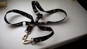 Uusi, käyttämätön Pro Dog hunting Camo-talutin.
 Taluttimen molemmissa päissä on lukko, joiden avulla taluttimen pituutta voi
 helposti säätää. Lukkojen ansiosta koiran voi myös kytkeä esimerkiksi puuhun.

 Leveys 3 cm. Pituus 2 m.
Uusia, käyttämättömiä hihnoja on myynnissä 2 kpl.
 Postimaksu 7,90, nouto mahdollinen.

 Hinta: 10 euroa

