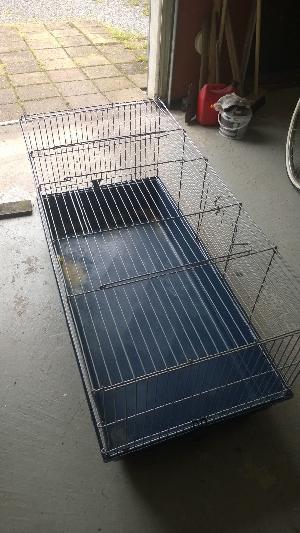 ehjä ja suhteellisen siistikin suuri kanin häkki. Luukut sivussa ja päällä. 10e lisähinnasta mukaan alusta, jossa on pyörät (helpottaa häkin liikuttelua esim siivottaessa). Voin samaan hintaan tuoda Turun alueelle.